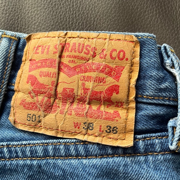 Levi’s Men 501 38 x 36 Classic Button Fly Straight Leg Jeans Tough Original Blue - Picture 3 of 9